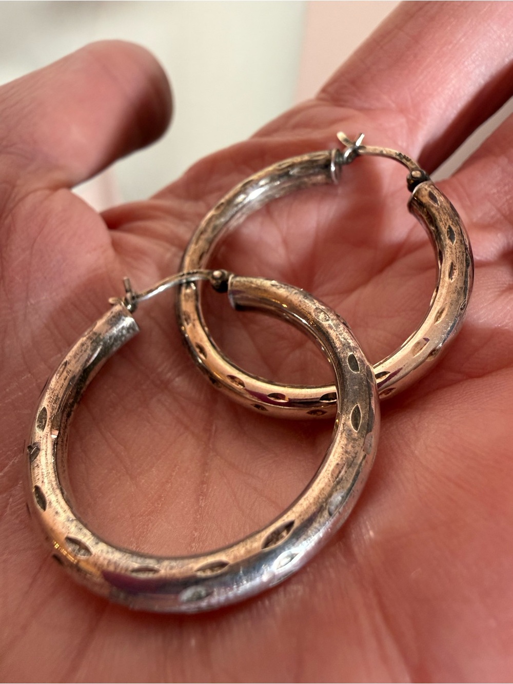 Modernist Israel Sterling Silver diamond cut minimalist hoop earrings 1 inch
